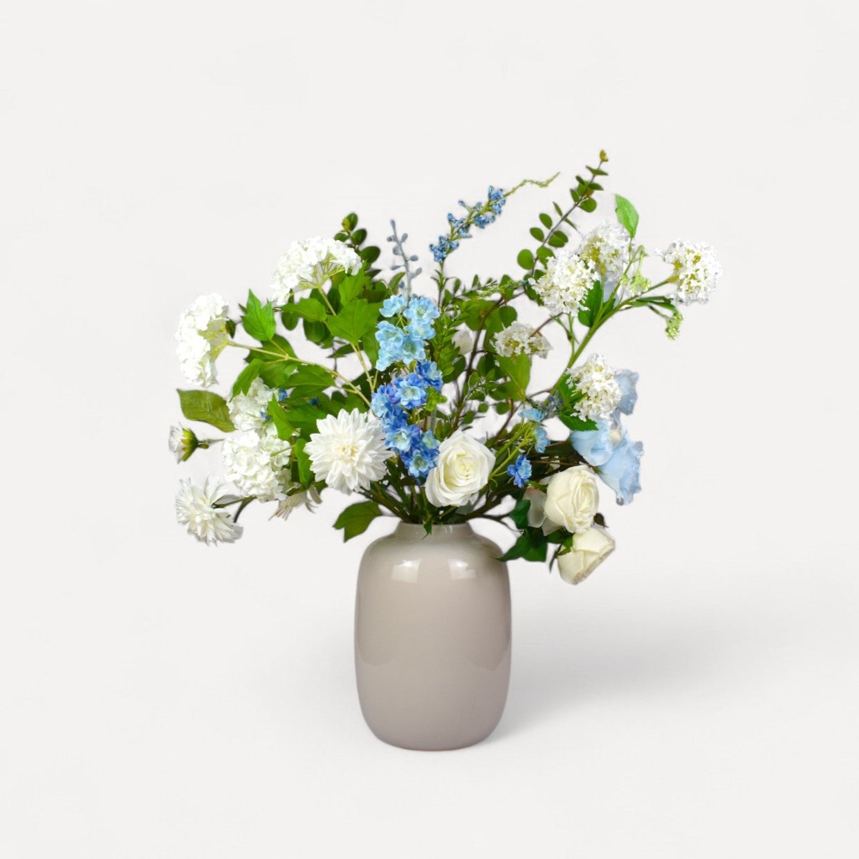 blauw en wit_zijden_bloemen_boeket_witte_achtergrond